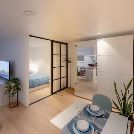 Modern In Center Апартаменты *